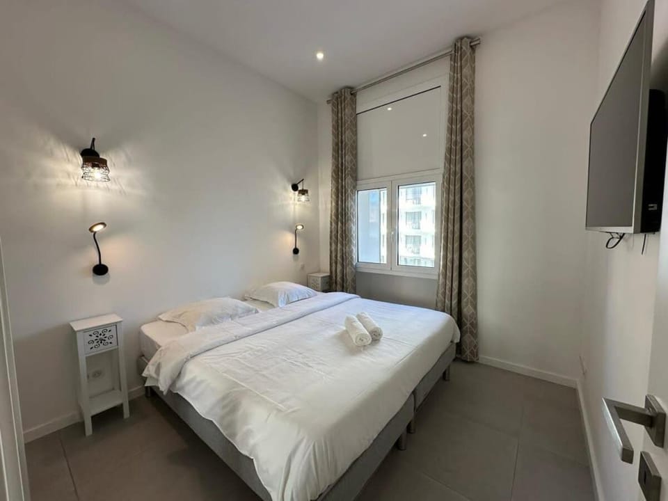 Bed, TV and multimedia, Photo of the whole room, Bedroom