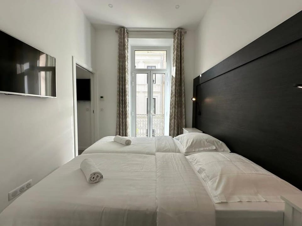 Bed, TV and multimedia, Photo of the whole room, Bedroom, towels