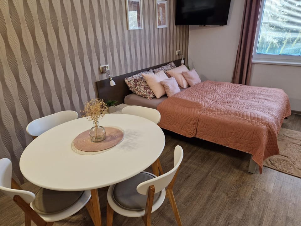 Bed, Dining area