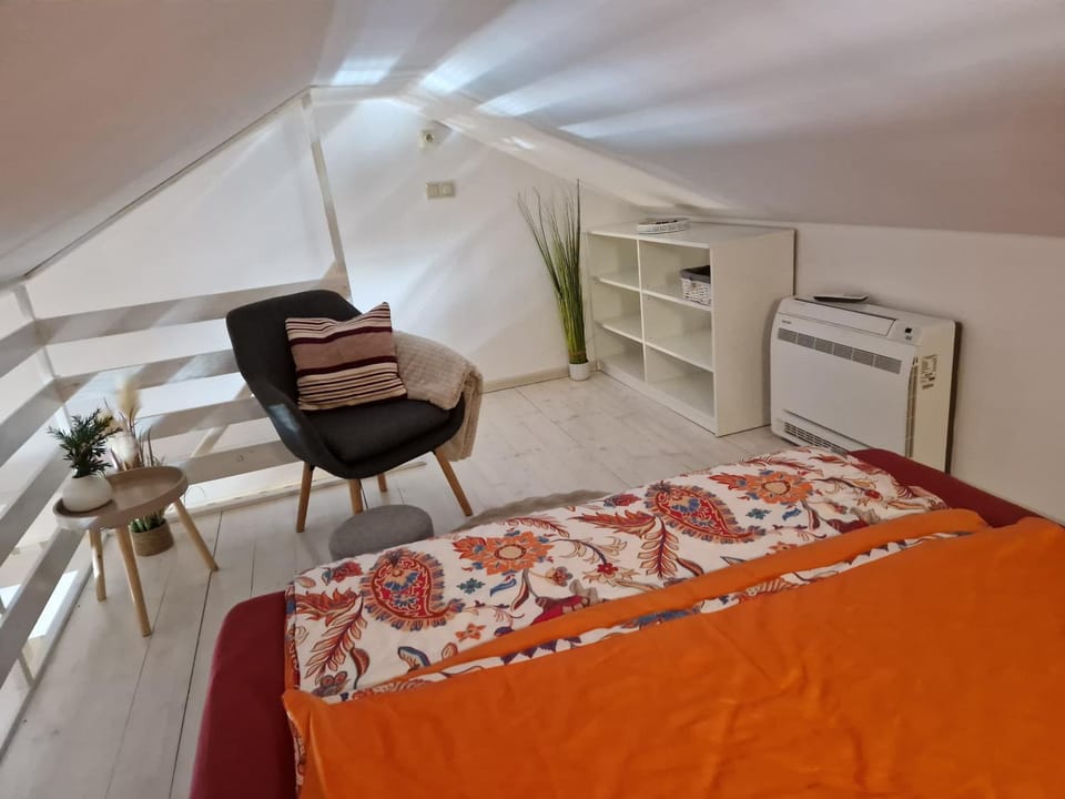 Bed, Seating area