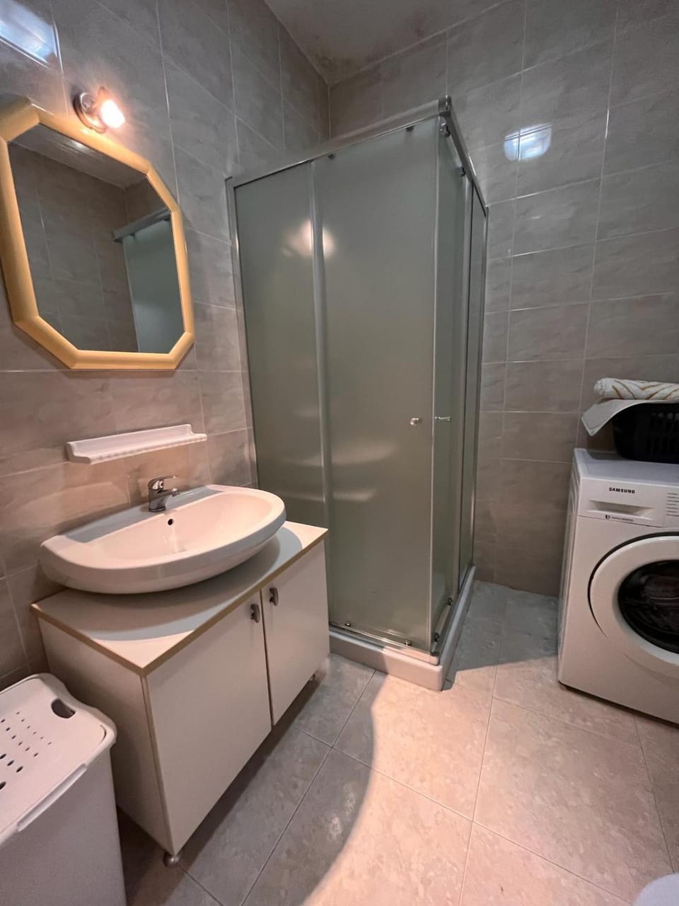 Shower, Toilet, Bathroom, towels, washing machine