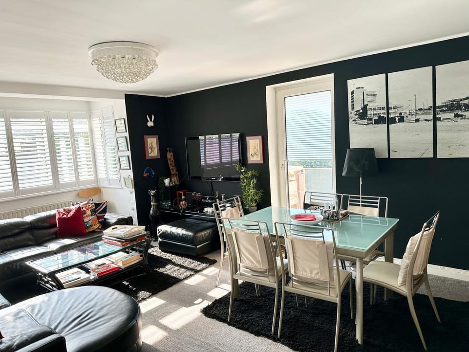 CENTRAL HOVE Large 2 bedroom Private residence with PARKING & BEACH HUT Apartment in Hove