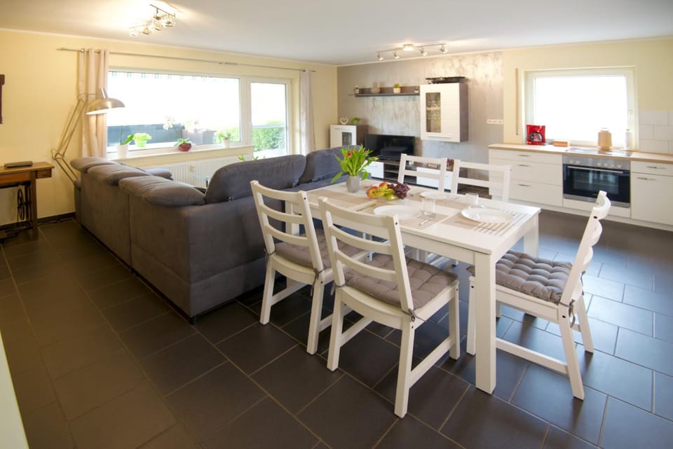 Kitchen or kitchenette, Living room, Seating area, Dining area, pet friendly, stove