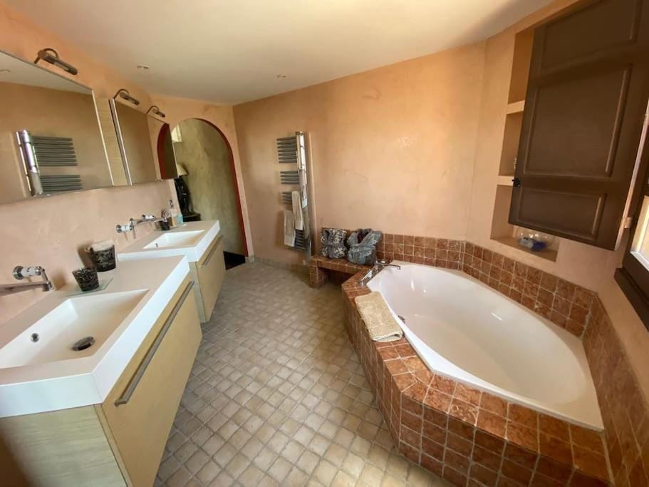 Chambre Ebene, Riad 9 Couple only au village naturiste Riad in Agde