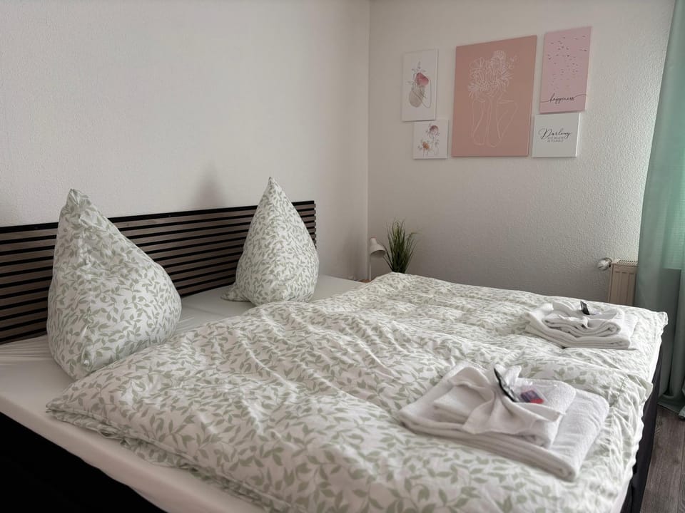 Bed, Photo of the whole room, Bedroom, towels