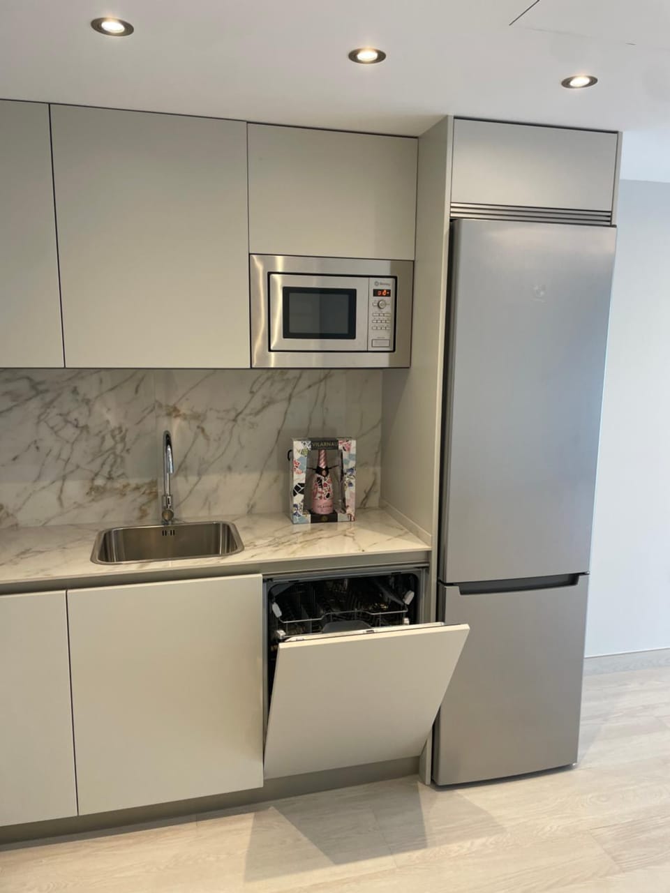 Coffee/tea facilities, dishwasher, minibar, oven, kitchen