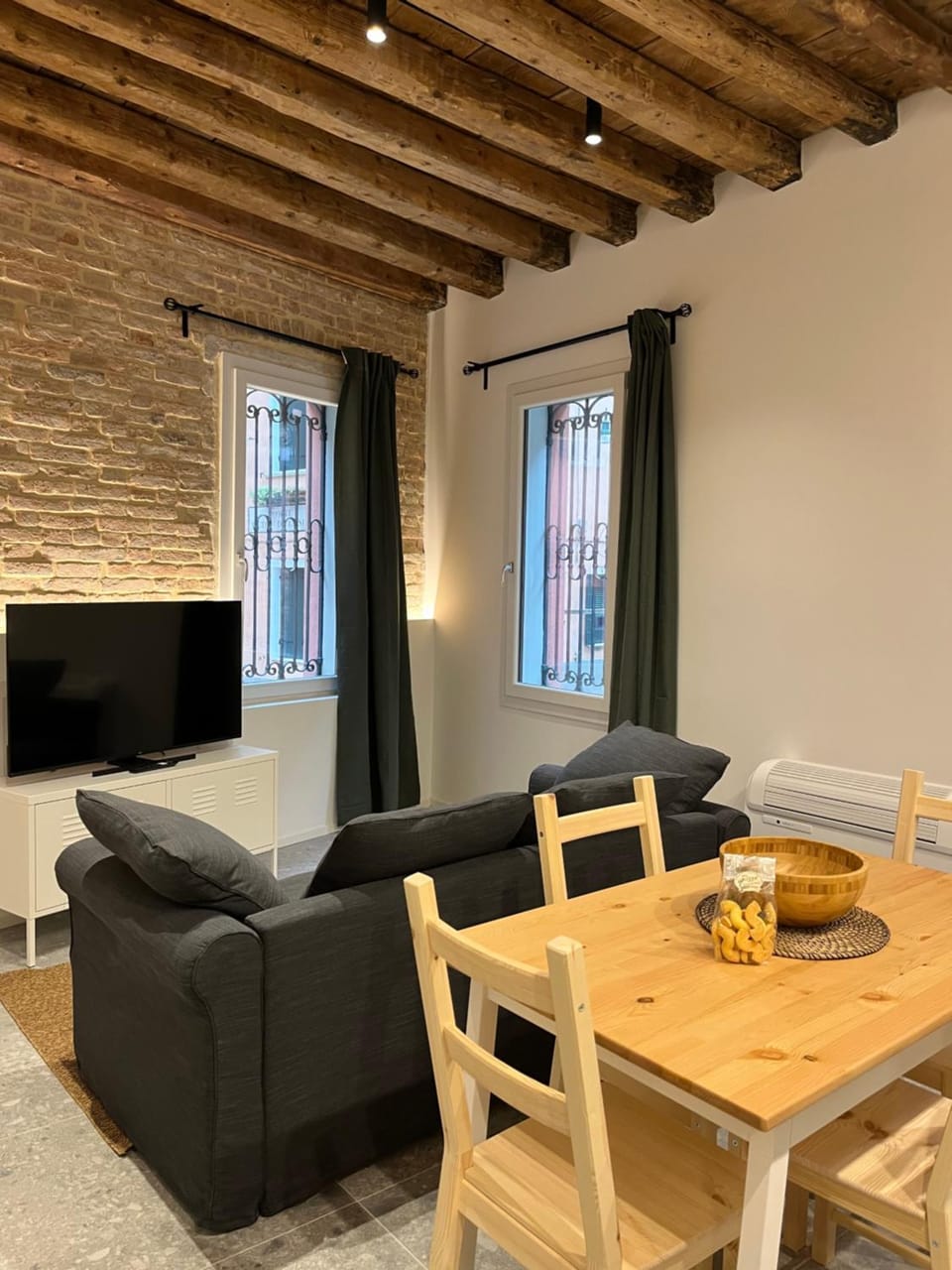 Communal lounge/ TV room, TV and multimedia, Living room, Seating area, Dining area, Evening entertainment