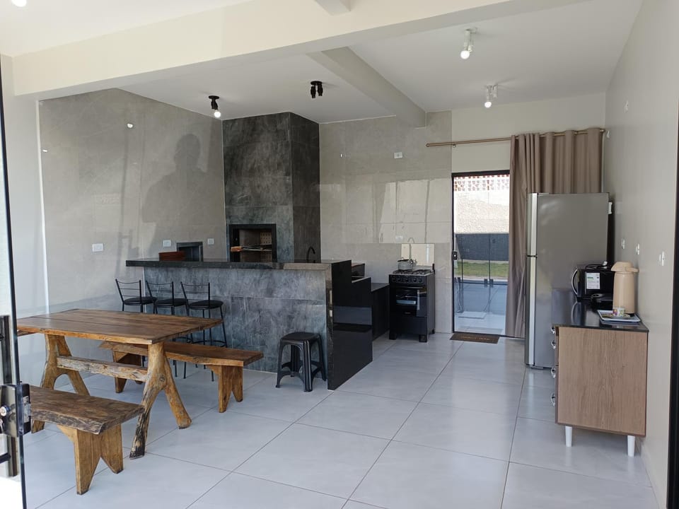 Kitchen or kitchenette, Seating area, Dining area, oven