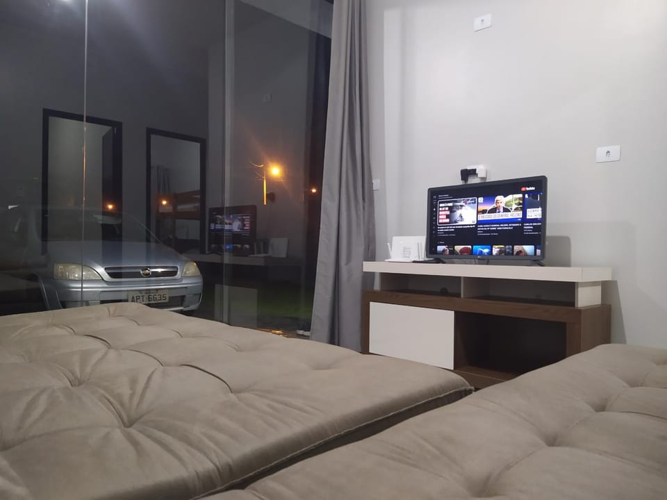 Communal lounge/ TV room, Bed, TV and multimedia, Living room, Seating area
