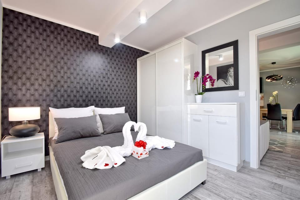 Bed, Photo of the whole room, Seating area, Bedroom, towels