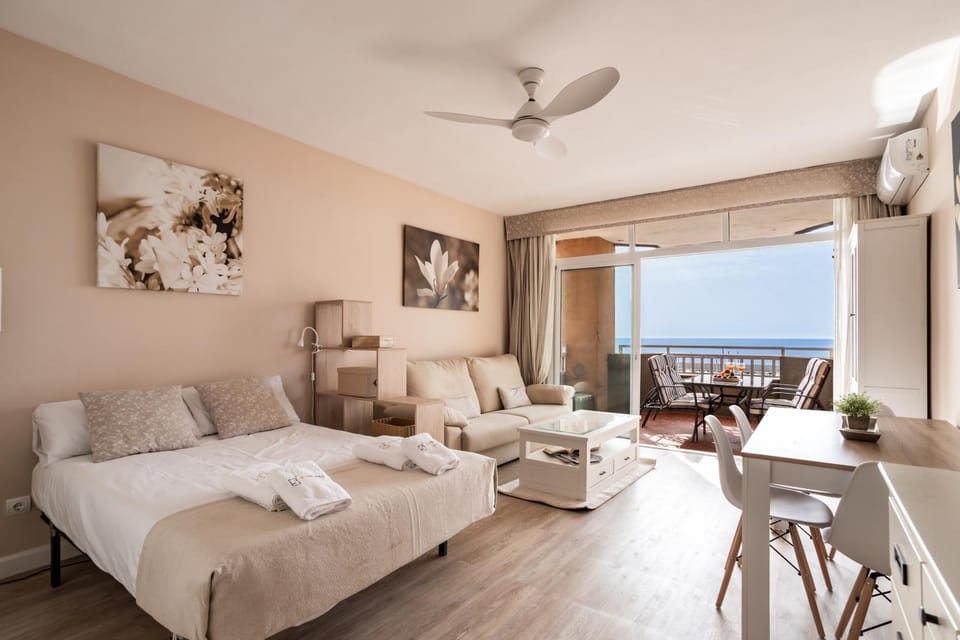 Bed, Living room, Photo of the whole room, Sea view