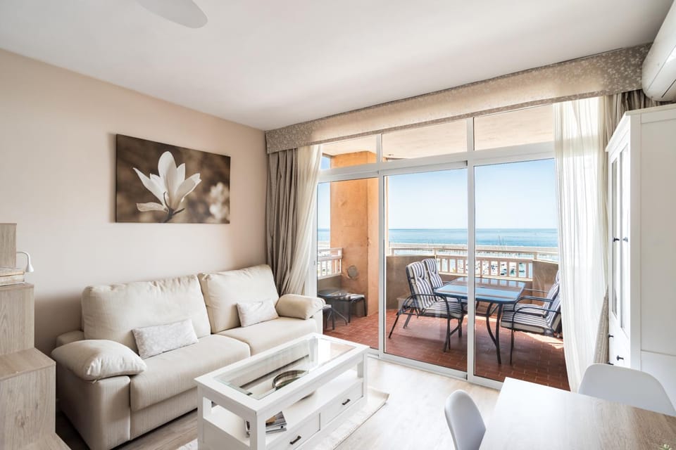 View (from property/room), Balcony/Terrace, Living room, Seating area, Dining area, Sea view