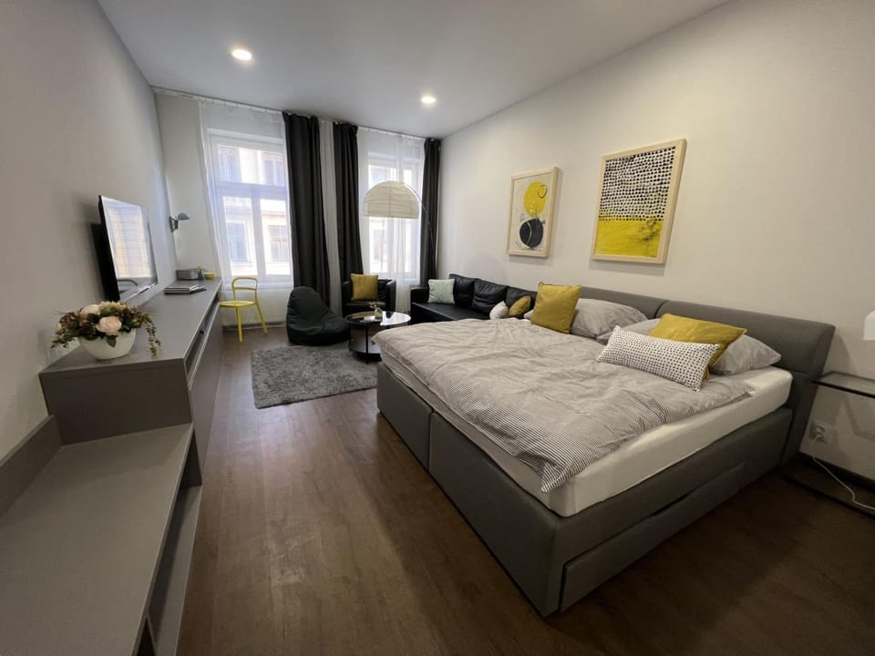 Living room, Photo of the whole room, Seating area, Bedroom
