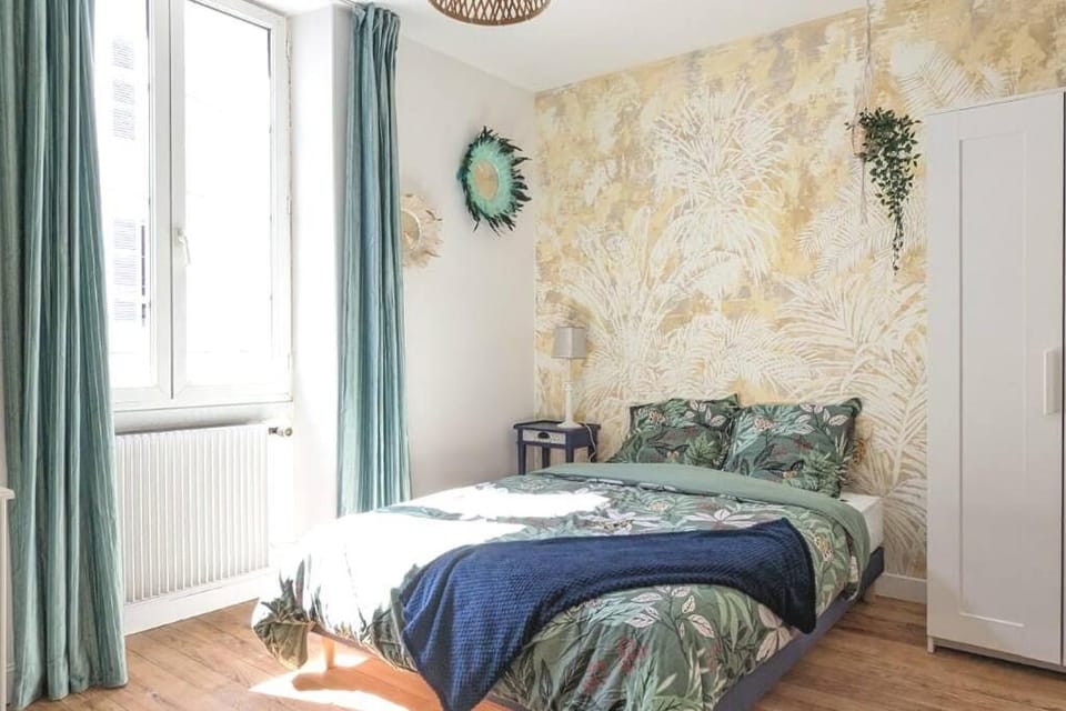 Photo of the whole room, Bedroom, wardrobe