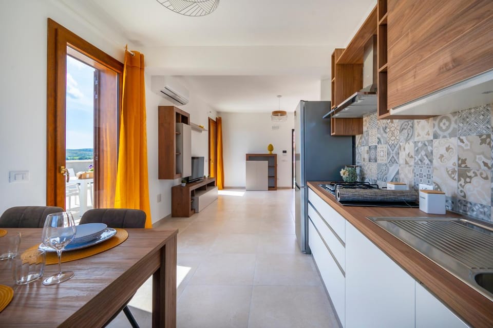 Kitchen or kitchenette, Living room, Seating area, Dining area, stove