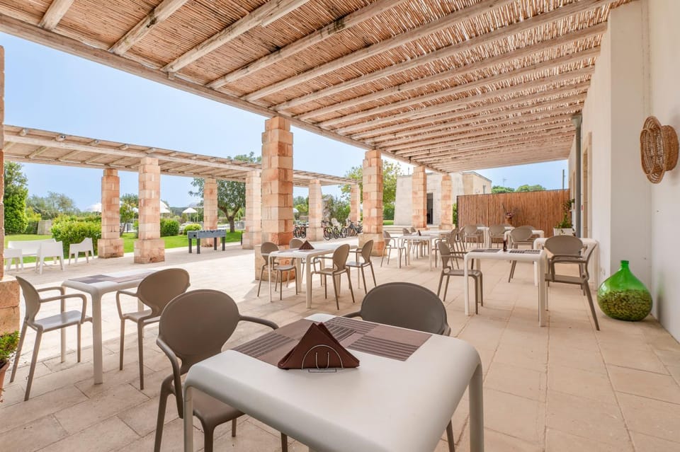 Property building, Balcony/Terrace, Living room