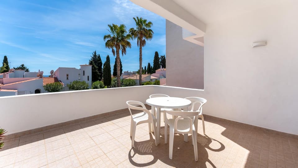 View (from property/room), Balcony/Terrace, Dining area