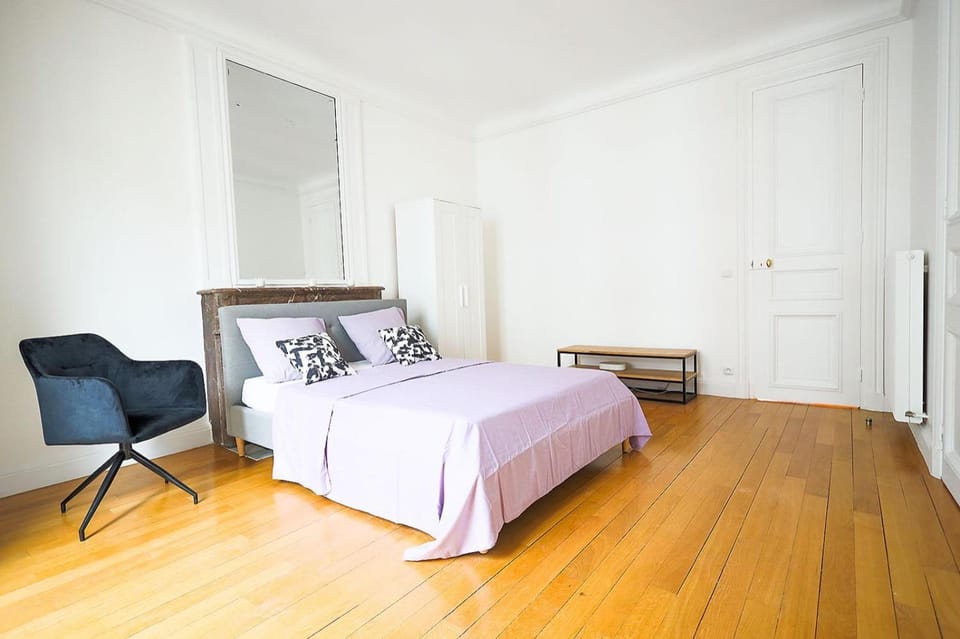 Suite Avenue des Champs-Élysées : Luxe Parisien Apartment in Paris