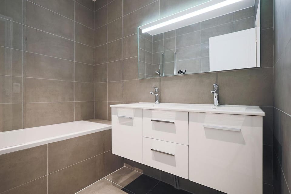 Suite Avenue des Champs-Élysées : Luxe Parisien Apartment in Paris