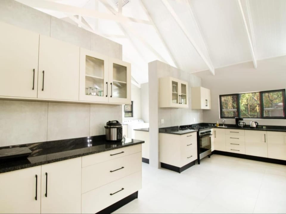 Kitchen or kitchenette, pet friendly, stove