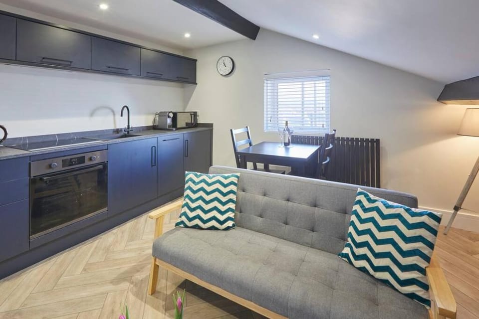 Grace's Loft - Near Beach - WiFi - Sleeps 3 Apartment in Scarborough