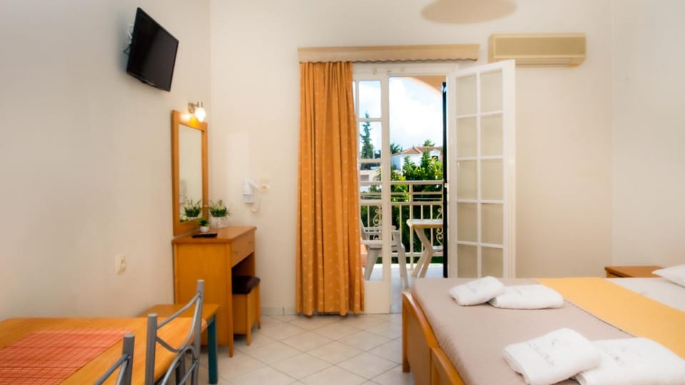 Bed, TV and multimedia, View (from property/room), Balcony/Terrace, Photo of the whole room, Bedroom, towels