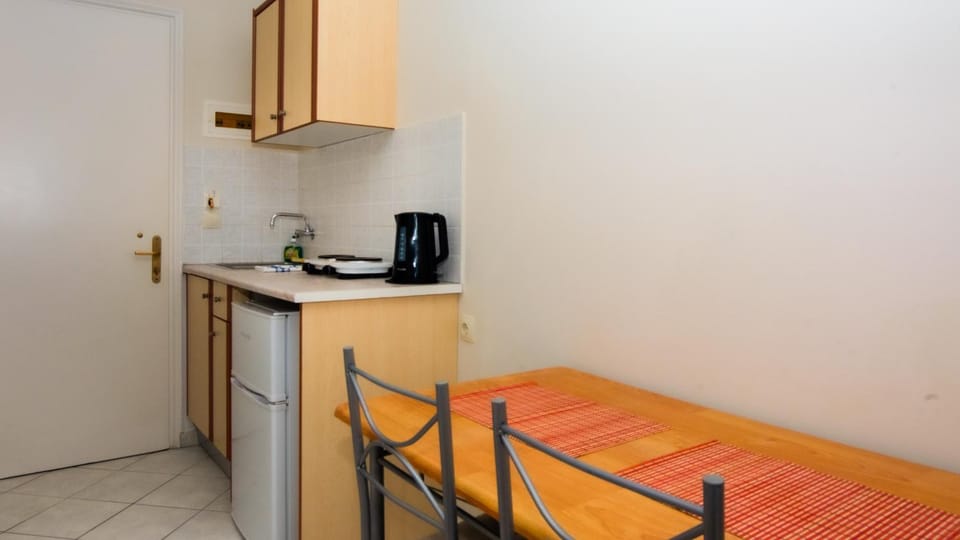 Kitchen or kitchenette, Photo of the whole room, Dining area, stove