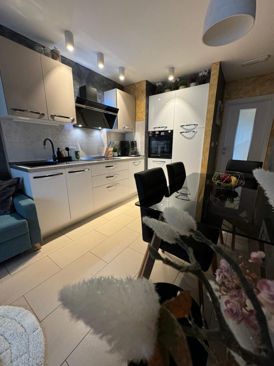 Kitchen or kitchenette, Living room, Seating area, minibar, pet friendly, stove