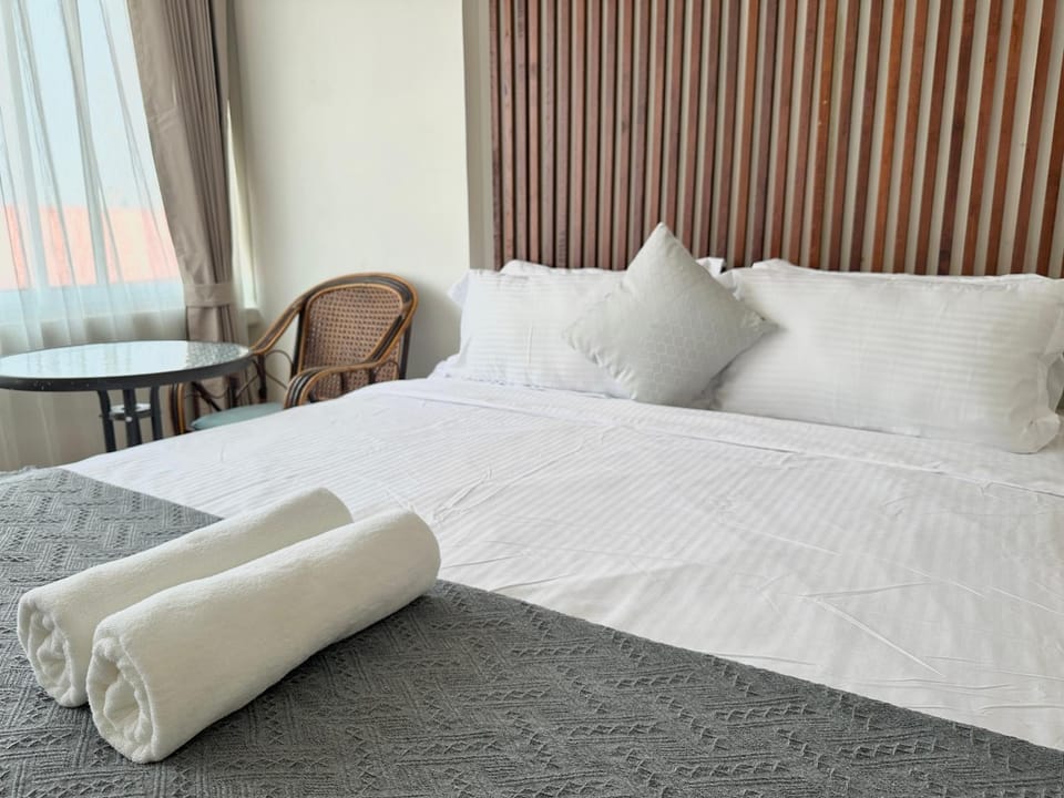 Bed, Bedroom, towels
