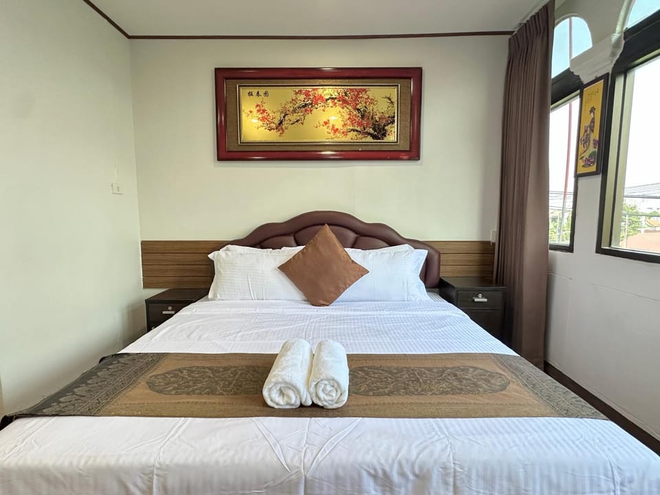 Bed, Bedroom, towels