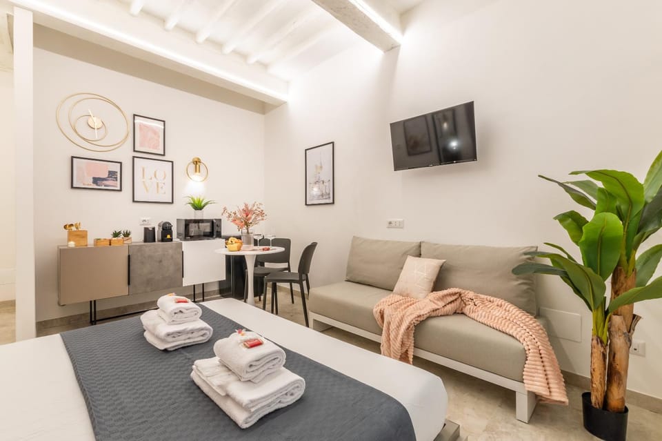 Bed, TV and multimedia, Living room, Photo of the whole room, Seating area, Dining area, Bedroom, towels