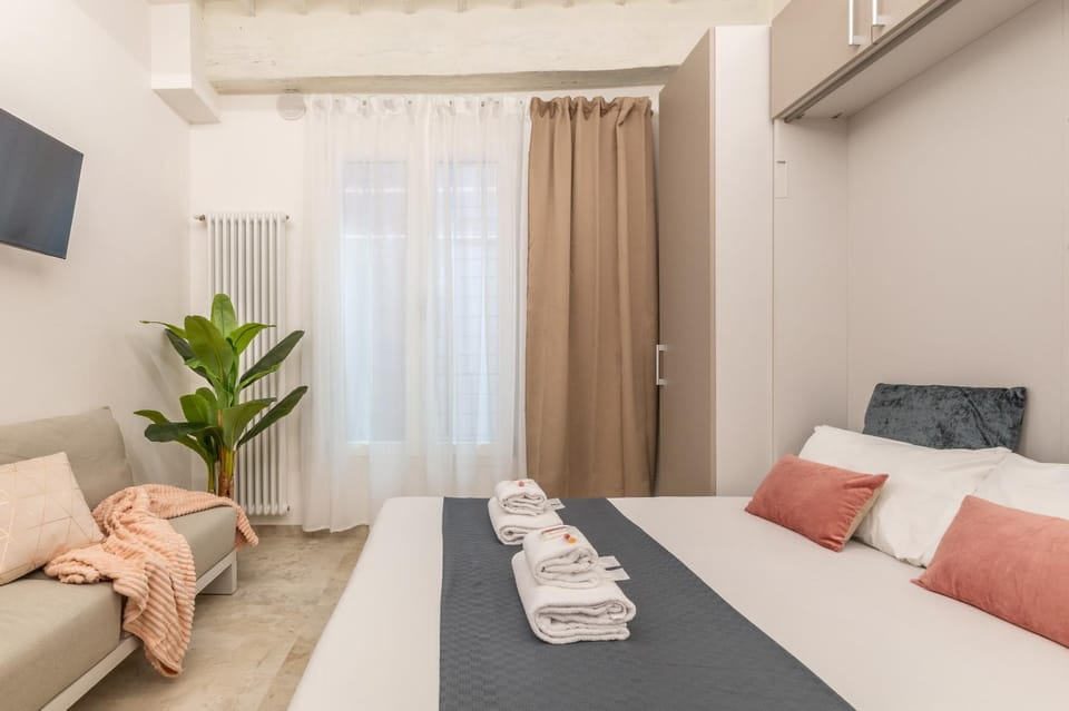 Bed, TV and multimedia, Living room, Photo of the whole room, Seating area, Bedroom, towels