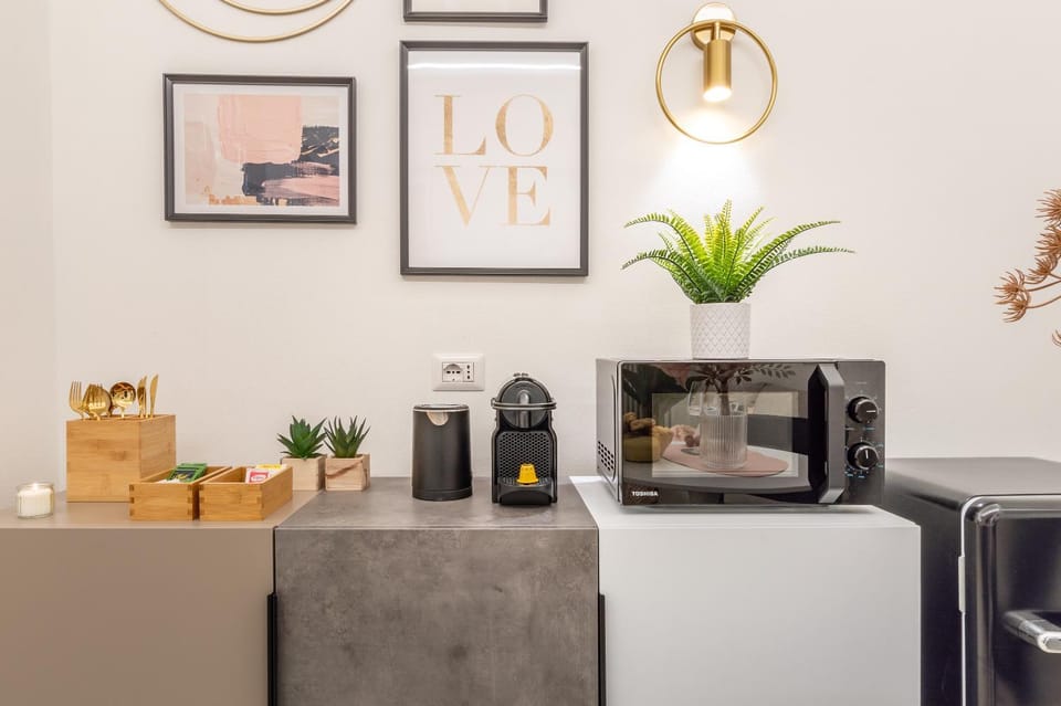 Kitchen or kitchenette, minibar