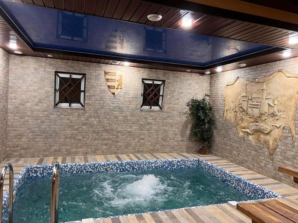 Hot Tub, Swimming pool