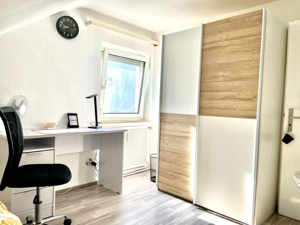 1 WG Zimmer im Dachgeschoss in 70839 Gerlingen Apartment in Stuttgart