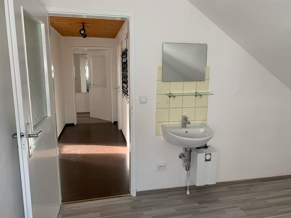 1 WG Zimmer im Dachgeschoss in 70839 Gerlingen Apartment in Stuttgart