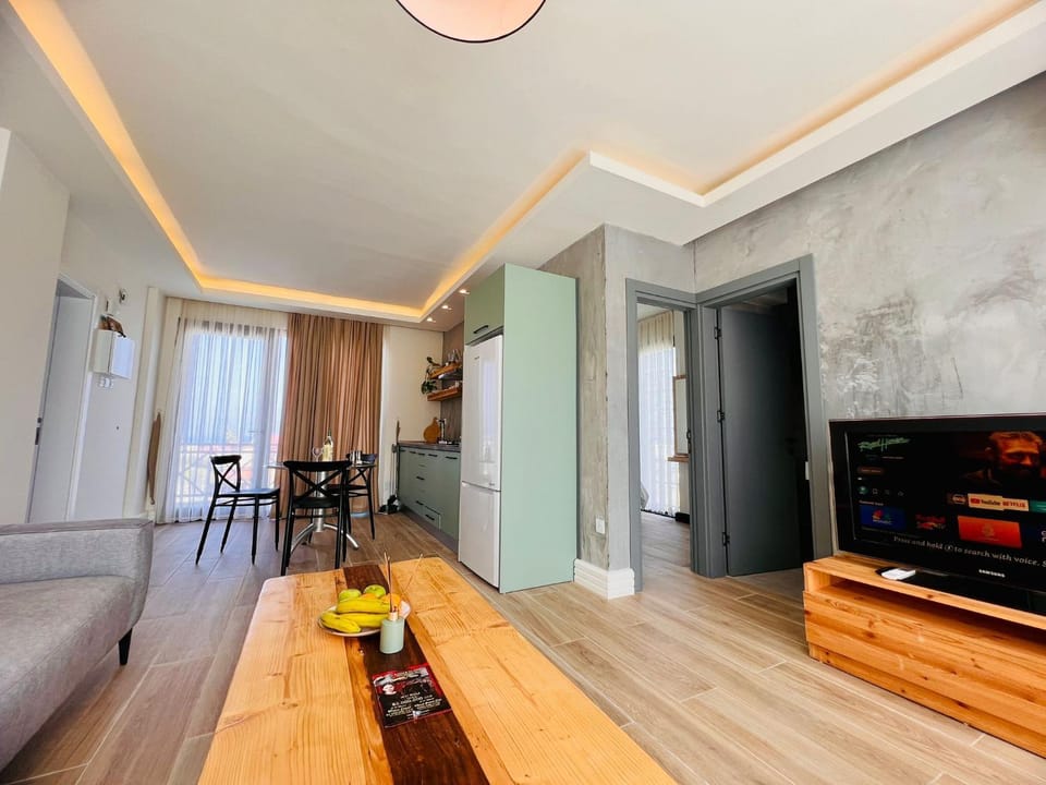TV and multimedia, Living room, Seating area, Dining area