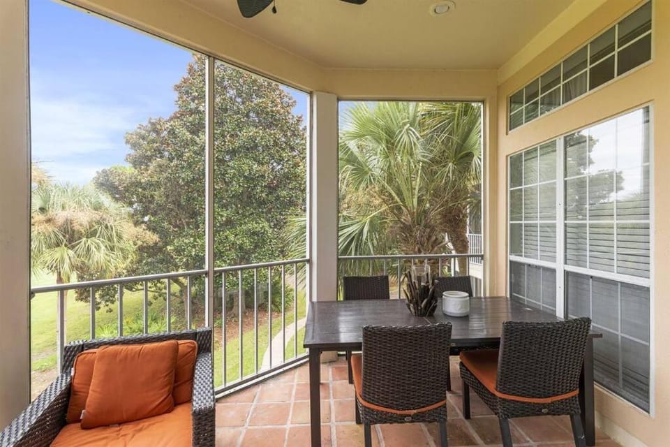 4 Br - 3 Ba Townhouse Walkable to Pool Apartment in Miramar Beach
