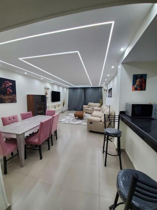 Stylish 3 bedroom apartment close to the Pyramids and Grand Egyptian Museum Apartment in Egypt