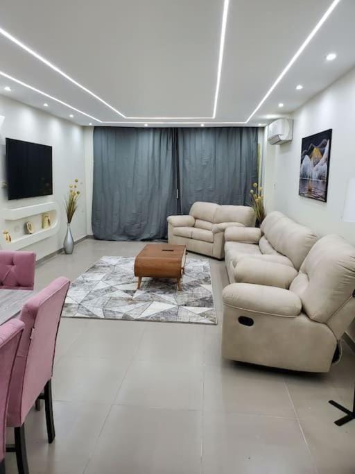 Stylish 3 bedroom apartment close to the Pyramids and Grand Egyptian Museum Apartment in Egypt