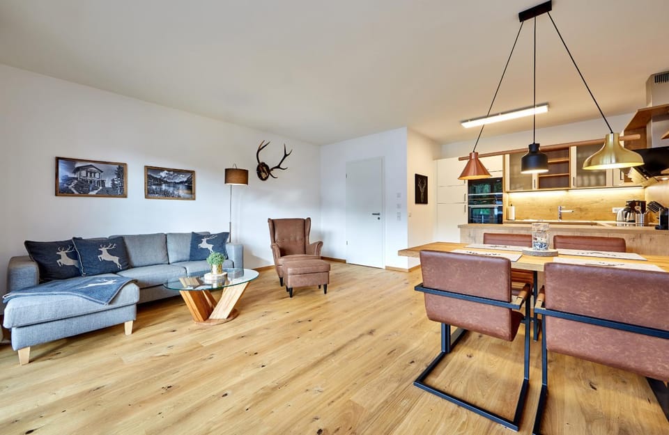 Kitchen or kitchenette, Living room, Seating area, Dining area