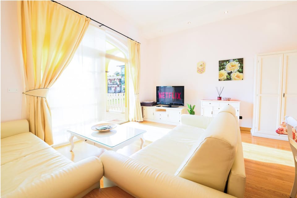 Communal lounge/ TV room, Bed, TV and multimedia, Living room, Photo of the whole room, Seating area, Evening entertainment