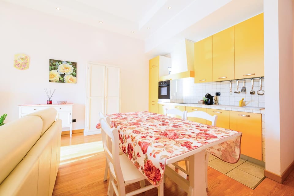 Kitchen or kitchenette, Living room, Photo of the whole room, Seating area, Dining area, kitchen