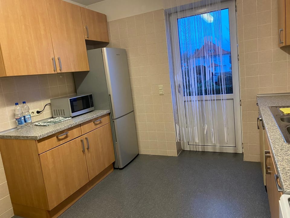 Kitchen or kitchenette, minibar