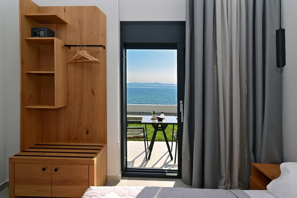 View (from property/room), Balcony/Terrace, Sea view, wardrobe