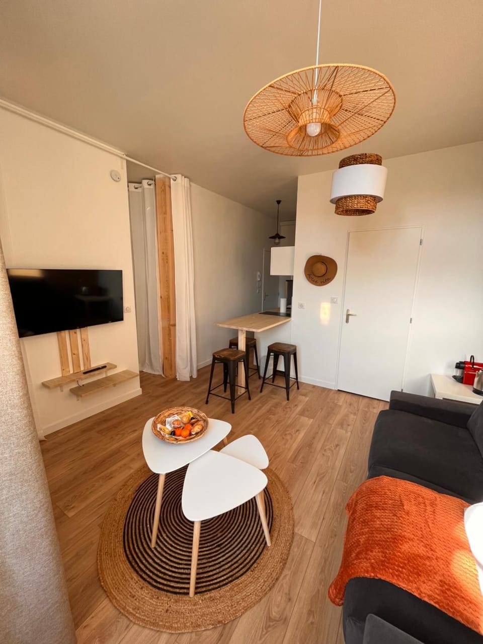 TV and multimedia, Living room, Dining area