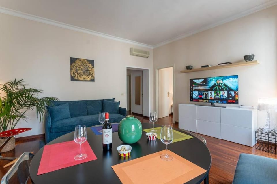 TV and multimedia, Living room, Seating area, Dining area