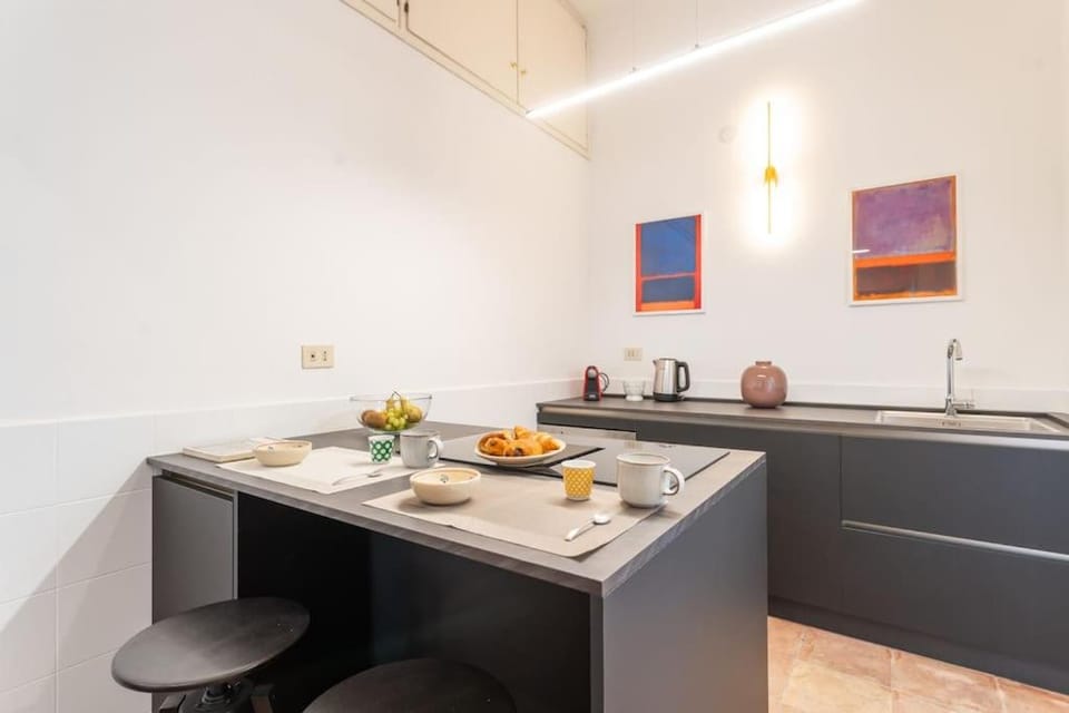 Coffee/tea facilities, Kitchen or kitchenette, Dining area, stove
