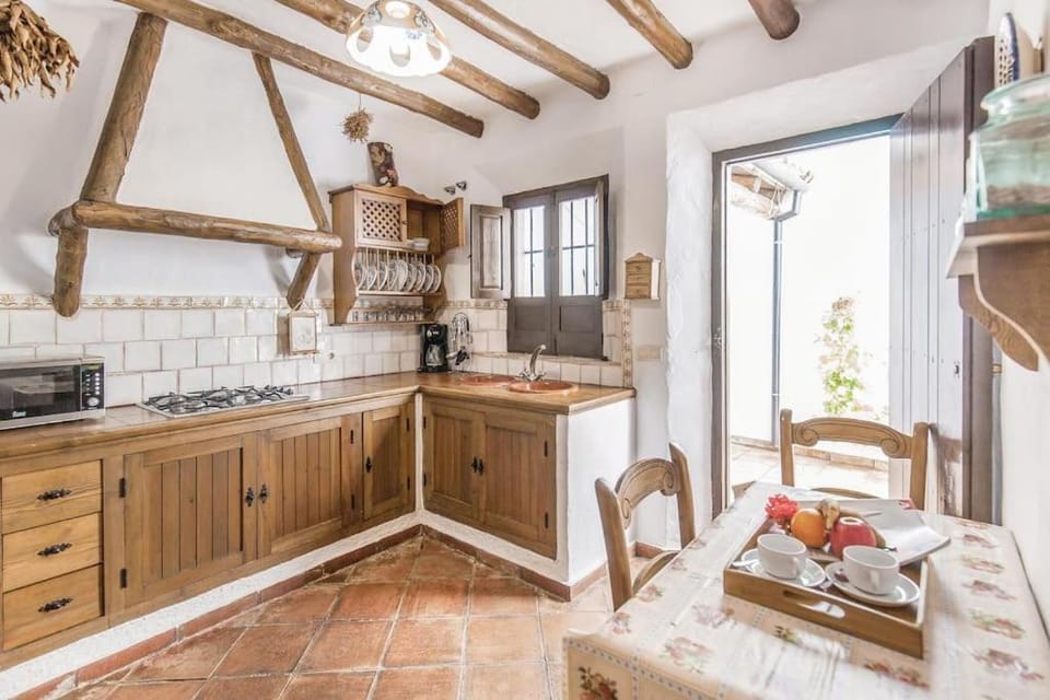 Kitchen or kitchenette, minibar