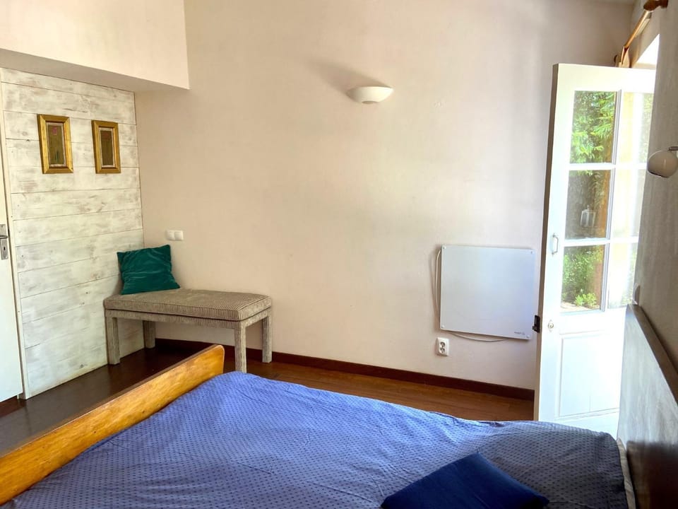 Bed, Photo of the whole room, Bedroom, internet
